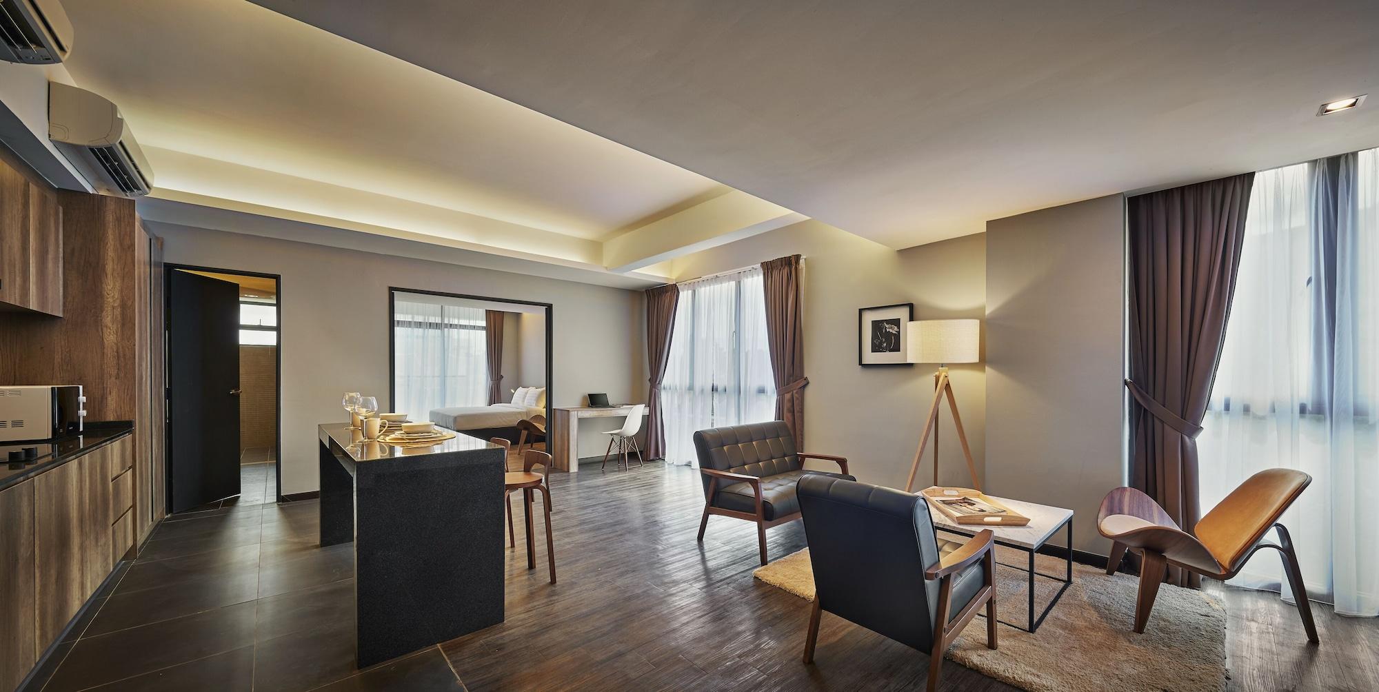 Tropics Eight Suites Джорджтаун Экстерьер фото